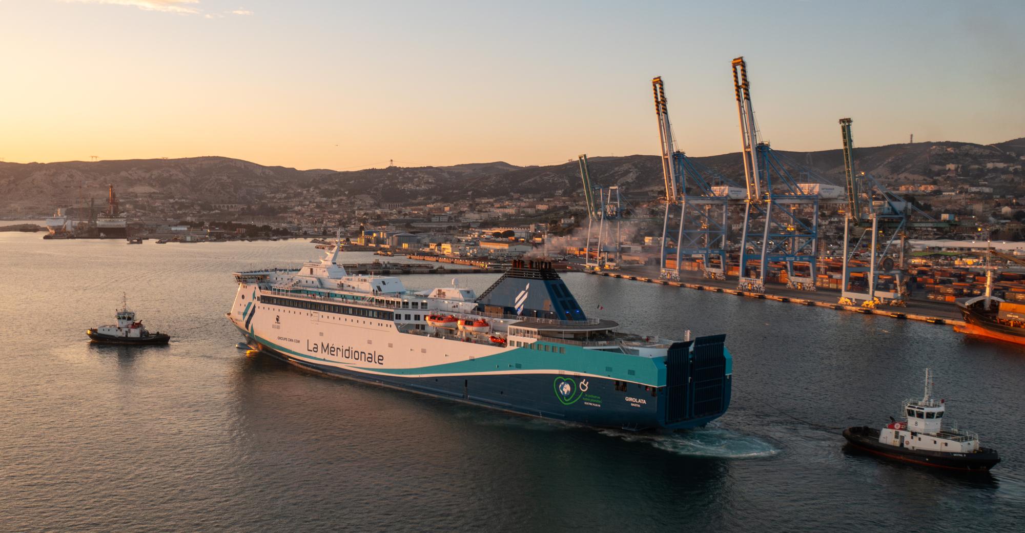 Navire Girolata quittant le port de Marseille