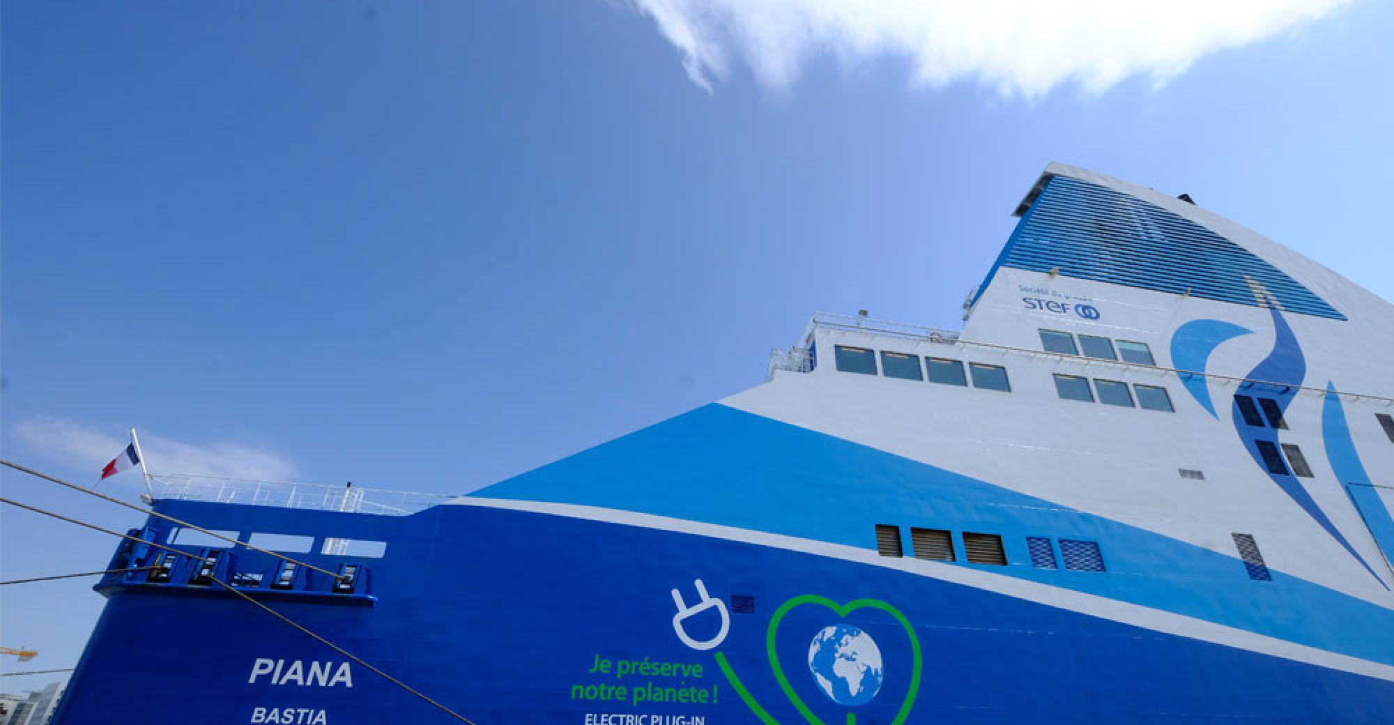 Piana, un navire connecté à quai à Marseille