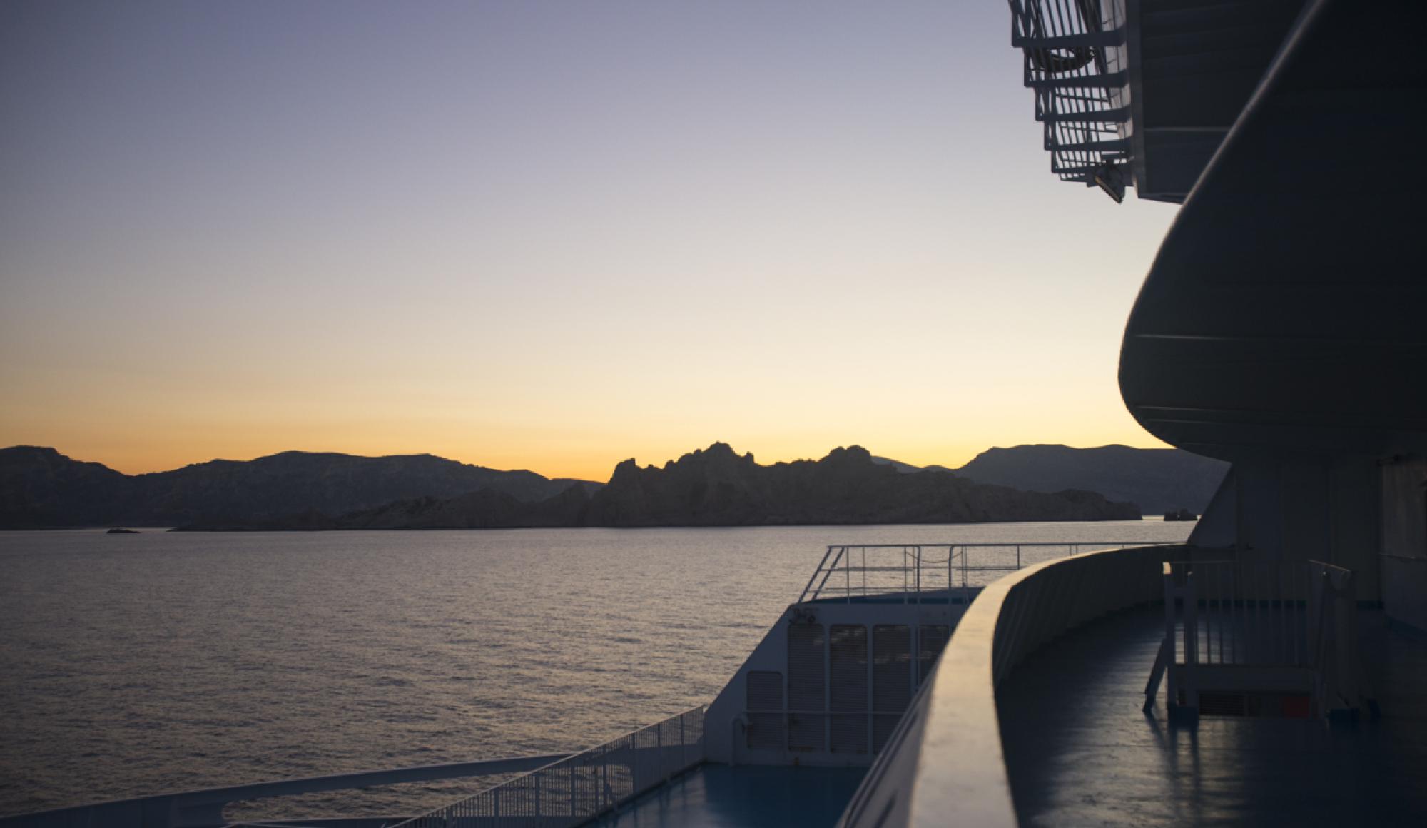 Lever de soleil sur le pont d'un navire