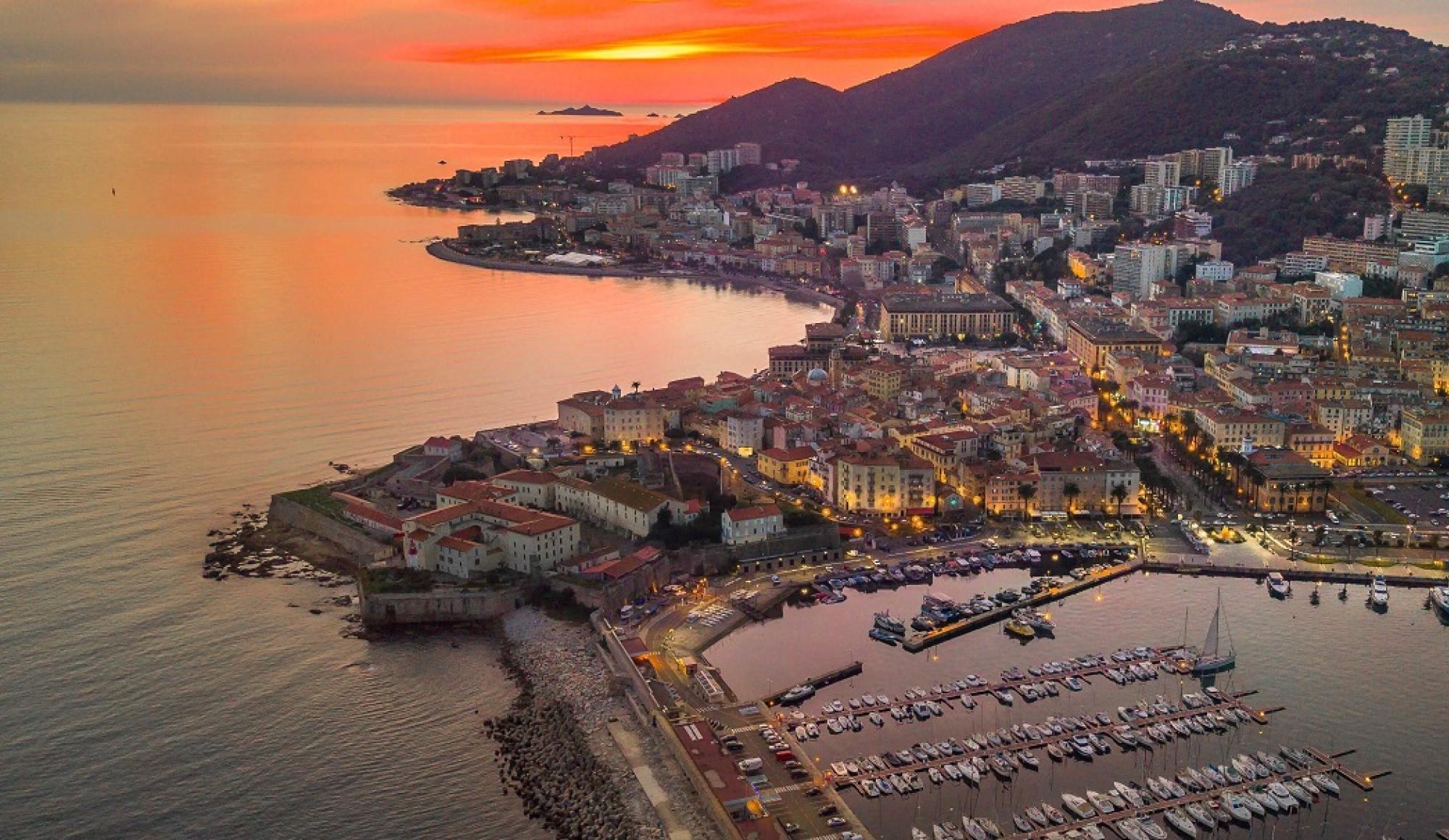 Vue aérienne d'Ajaccio au crépuscule