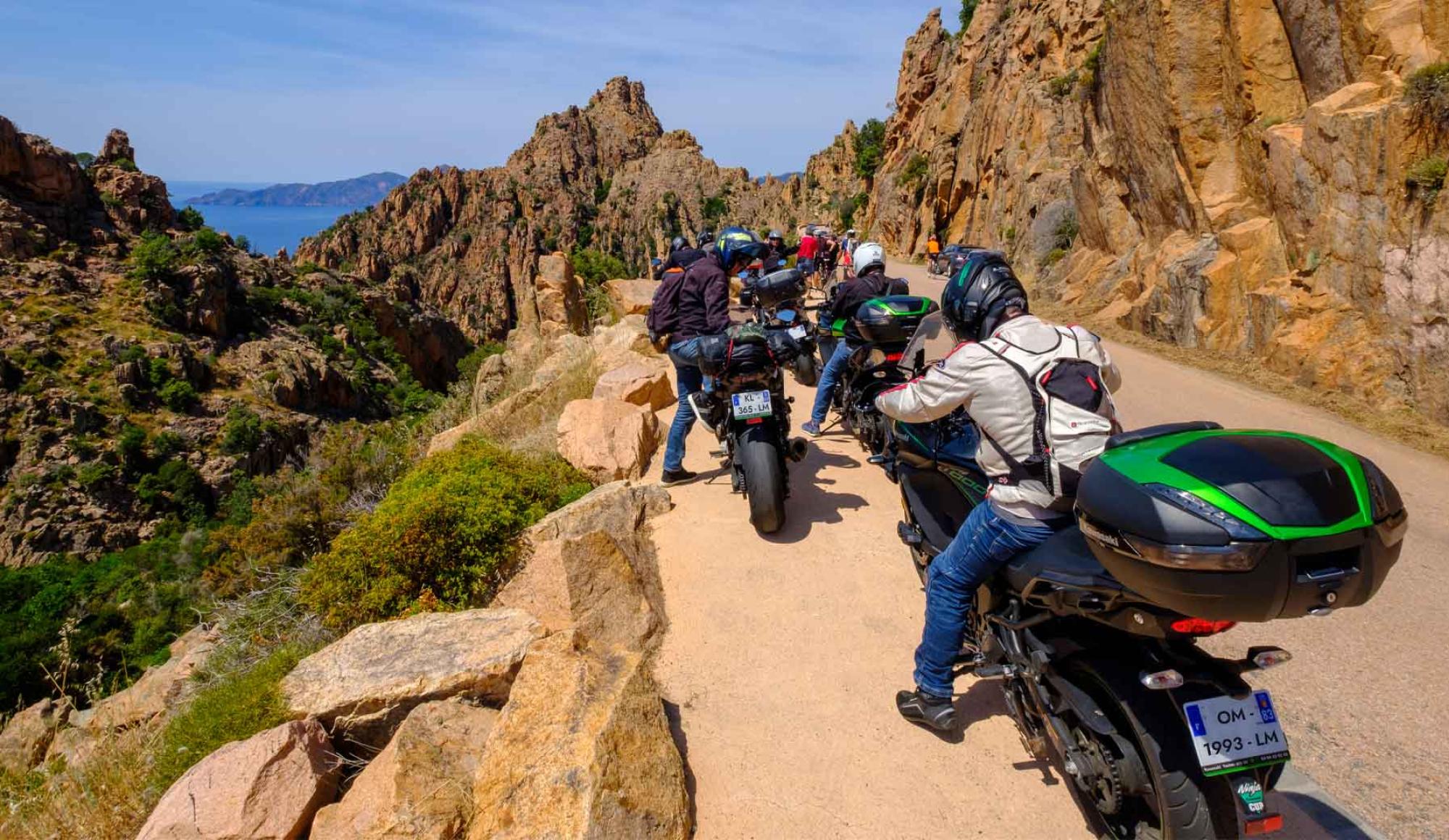 Motos dans la calanque de Piana