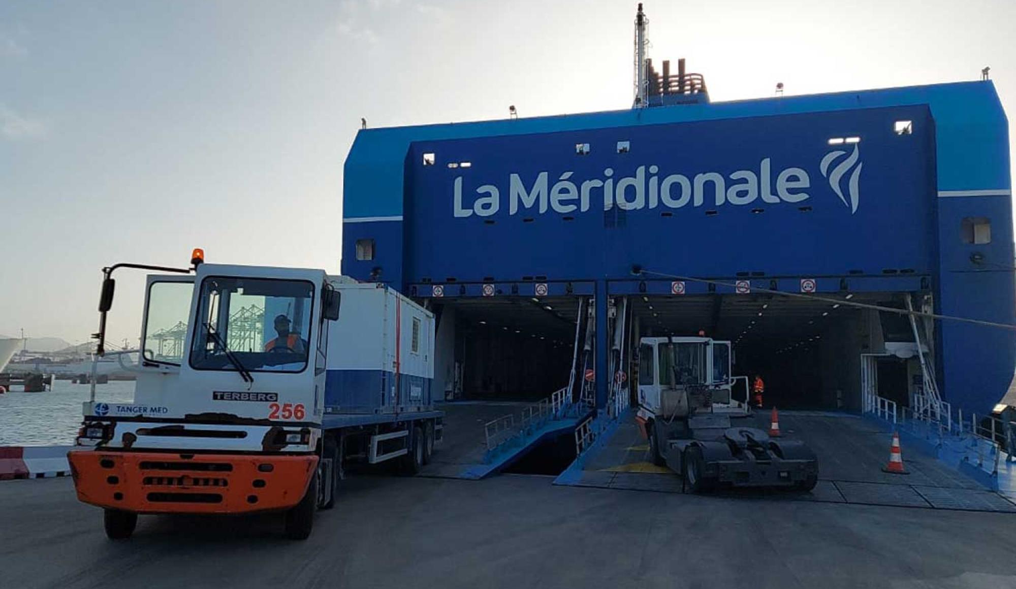 camions devant un bateau