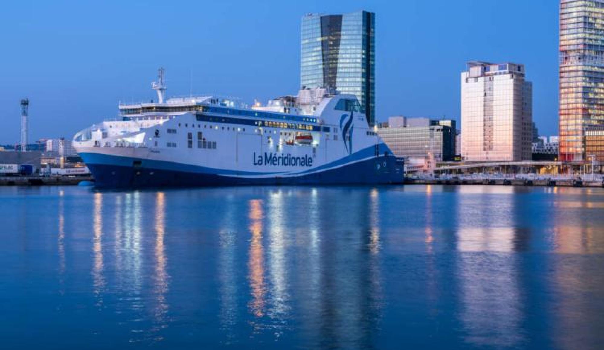 La navire Piana de La Méridionale devant la tour CMA CGM