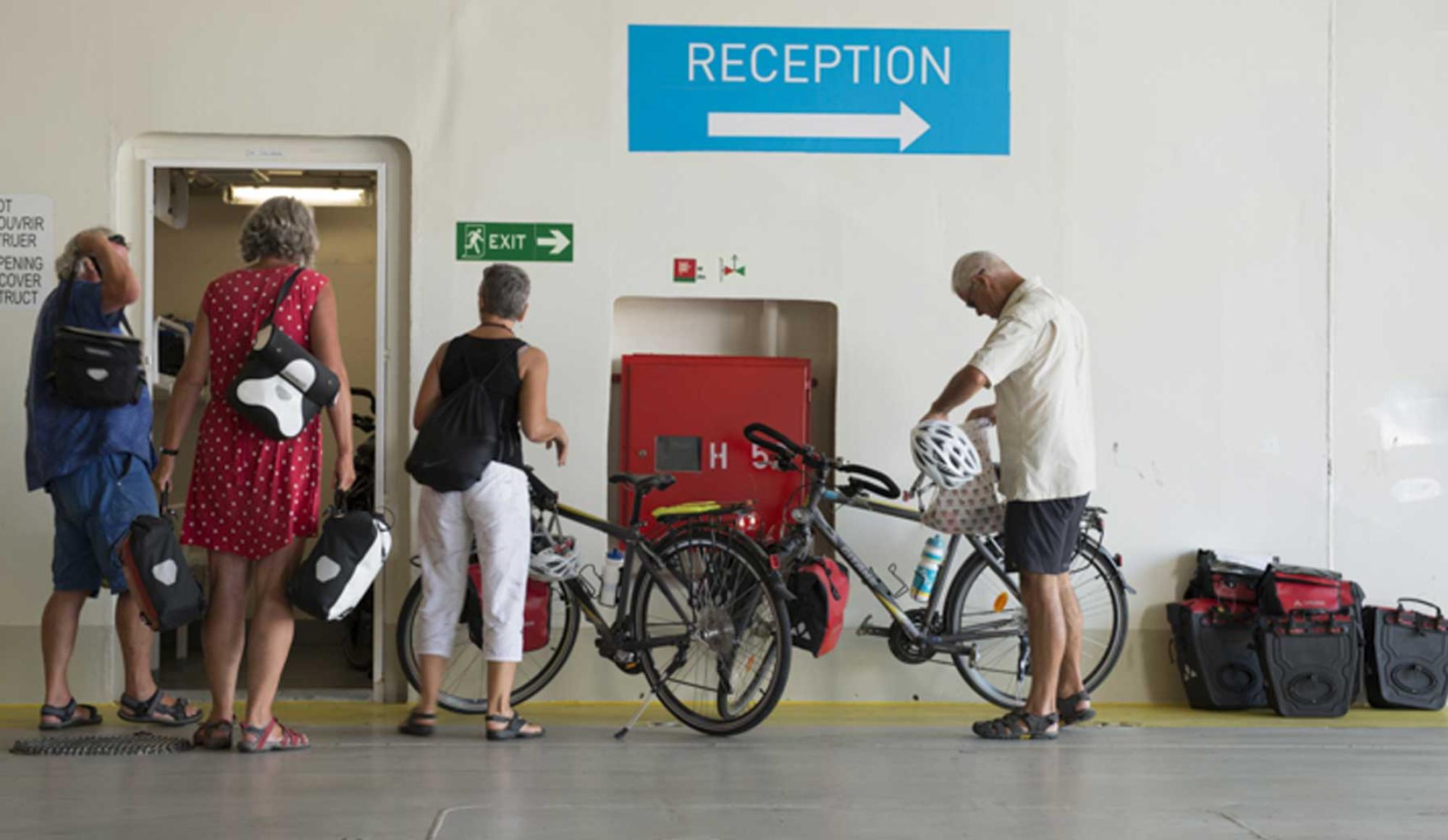 Embarquement des passagers munis de leurs vélos à bord du Piana