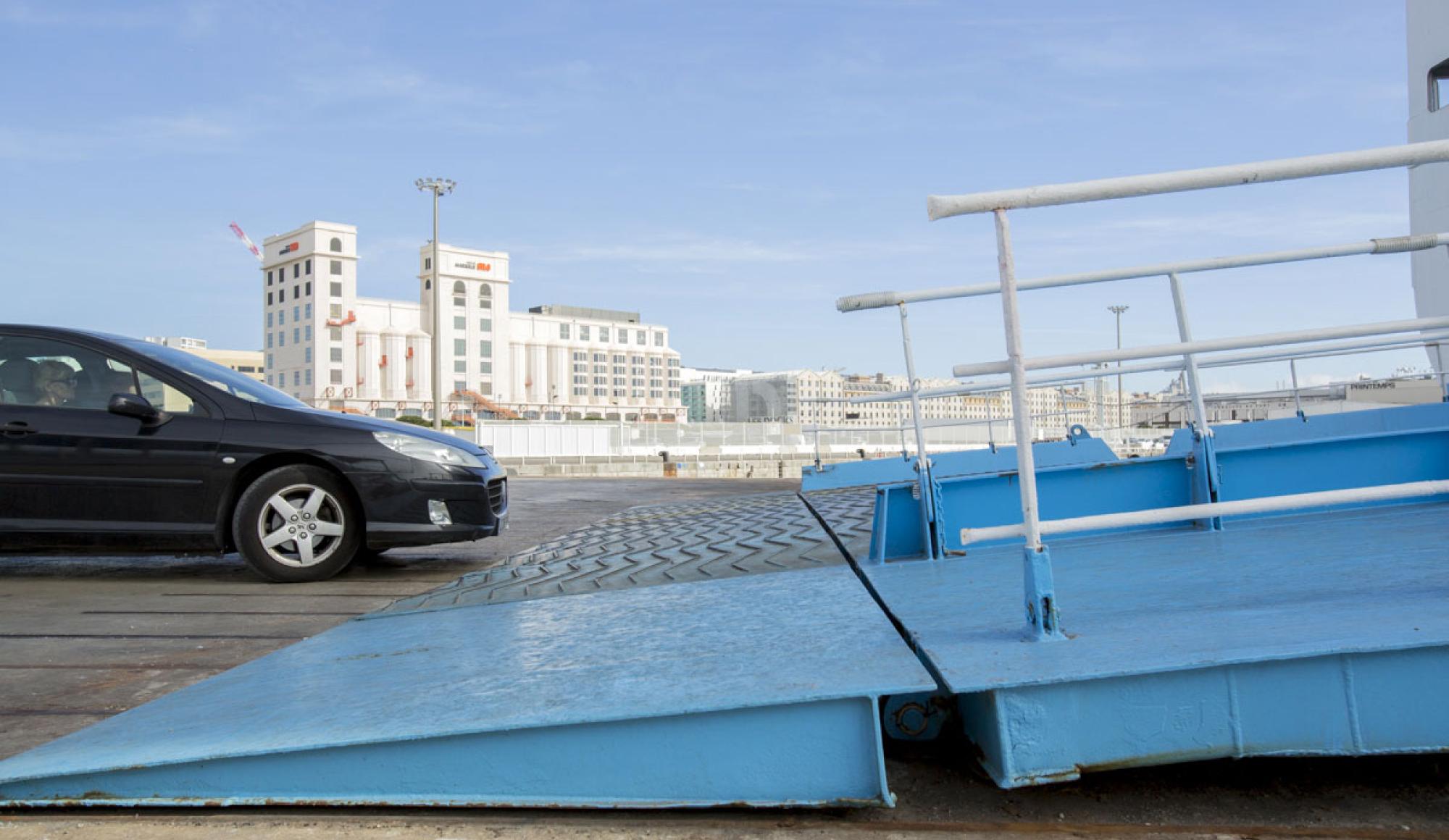 véhicule sur la rampe du bateau