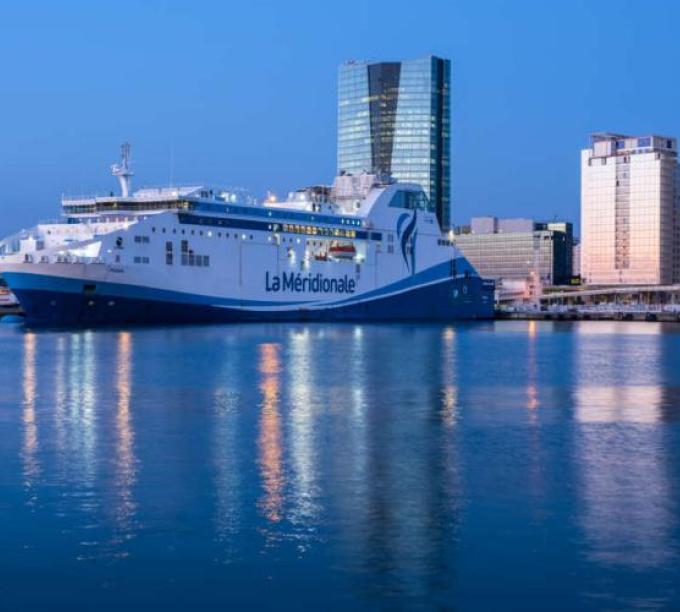 La navire Piana de La Méridionale devant la tour CMA CGM